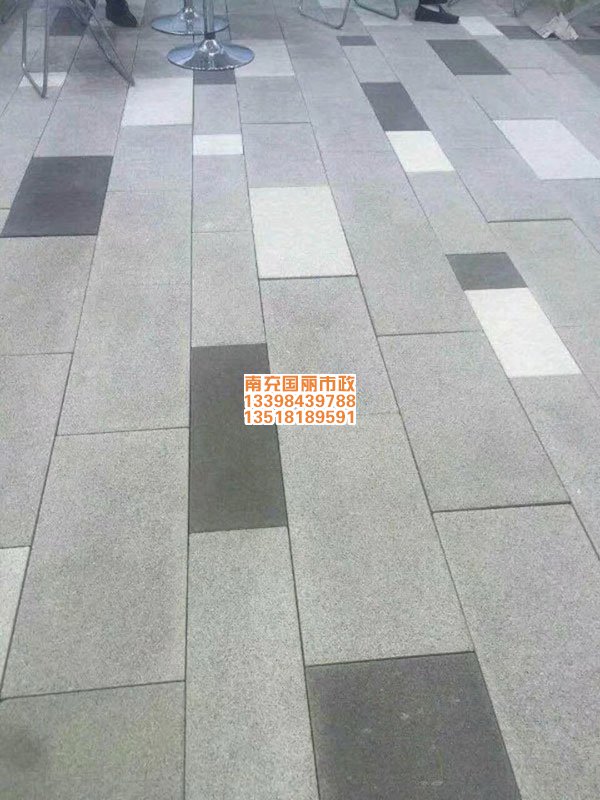 南充仿石材PC磚透水磚鋪裝制品現(xiàn)場1.jpg